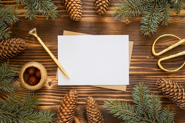 Bovenaanzicht briefpapier lege papieren en grenen