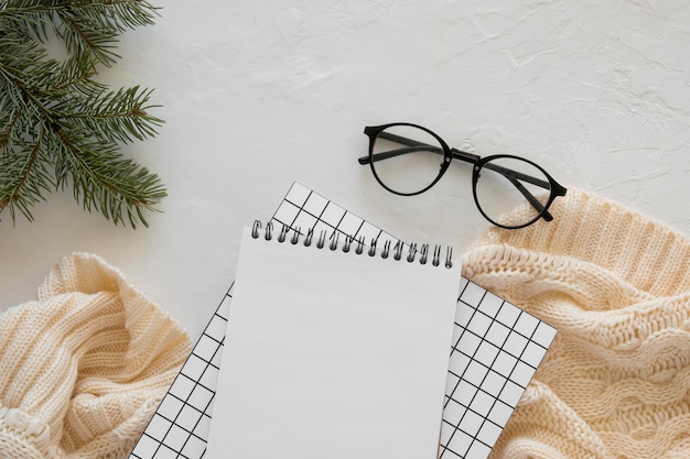Gratis foto bovenaanzicht briefpapier lege papieren met leesbril