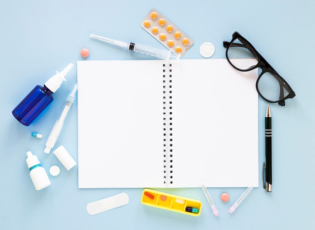 Bovenaanzicht bril met tabletten op de tafel