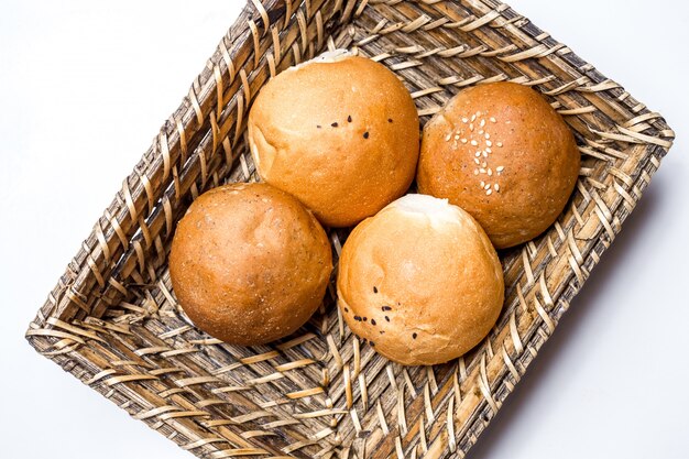 Bovenaanzicht brood broodjes in een mandje