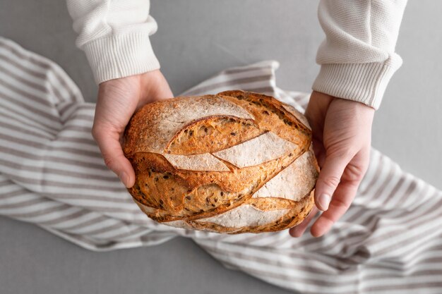 Bovenaanzicht brood met gestreepte handdoek