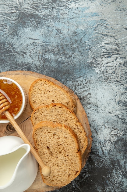 Bovenaanzicht brood met honing op licht oppervlak ontbijt eten zoet