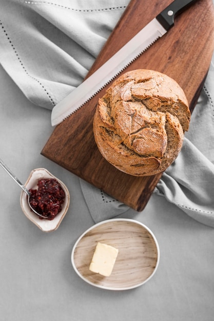 Bovenaanzicht brood met jam en boter