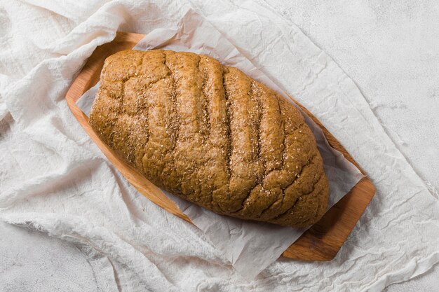 Bovenaanzicht brood op witte doek