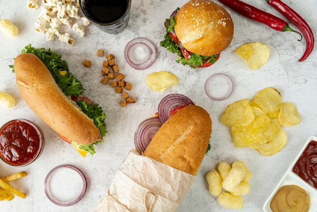 Gratis foto bovenaanzicht broodjes en hamburger