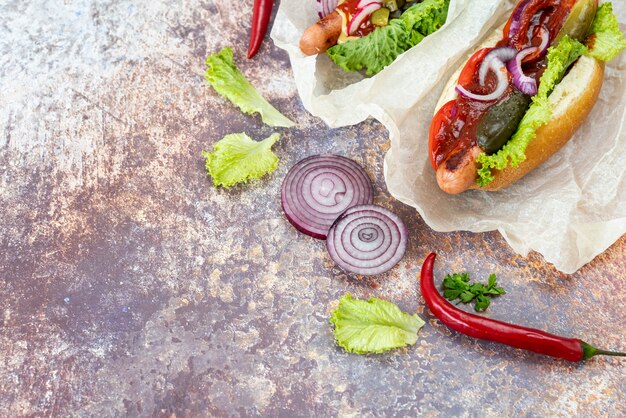 Bovenaanzicht broodjes met chili pepers