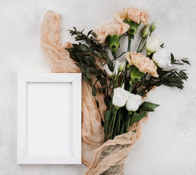 Bovenaanzicht bruiloft bloemen met frame