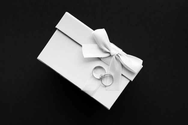 Bovenaanzicht bruiloft envelop met verlovingsringen
