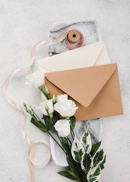 Bovenaanzicht bruiloft uitnodiging enveloppen met bloemen