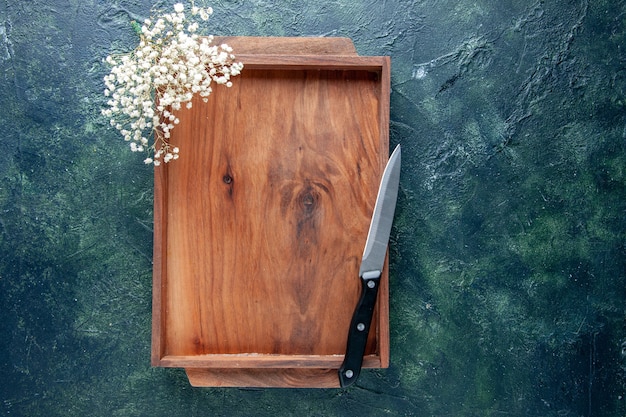 Bovenaanzicht bruin houten bureau op de donkerblauwe achtergrond voedsel handgemaakte stoel tafel koopje kleur hout