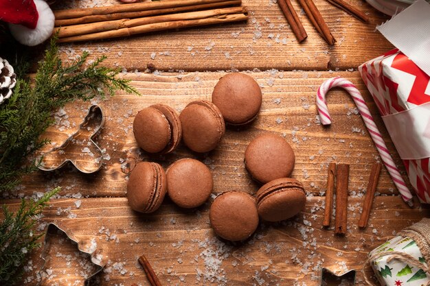 Bovenaanzicht bruine bitterkoekjes met houten achtergrond