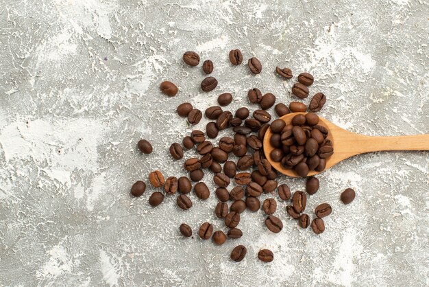 Bovenaanzicht bruine koffie zaden vers op witte achtergrond koffie zaad korrel