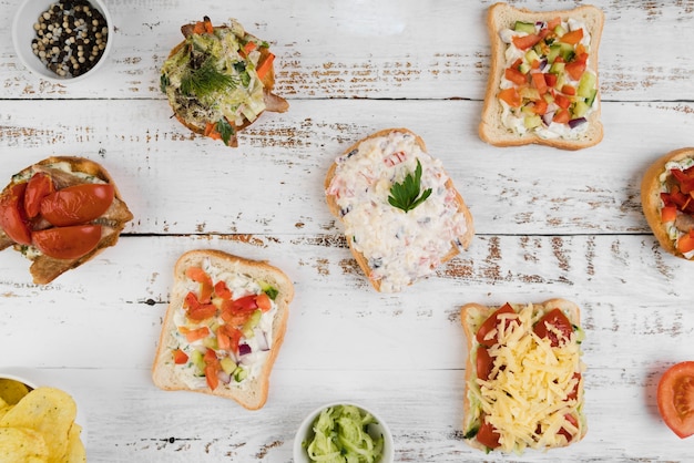 Bovenaanzicht bruschettas op tafel