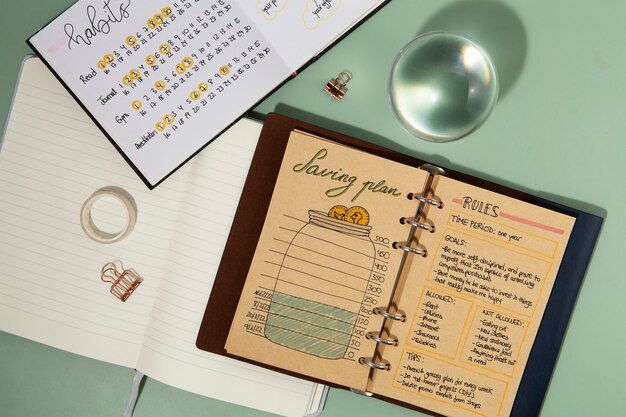 Bovenaanzicht bullet journals en paperclips