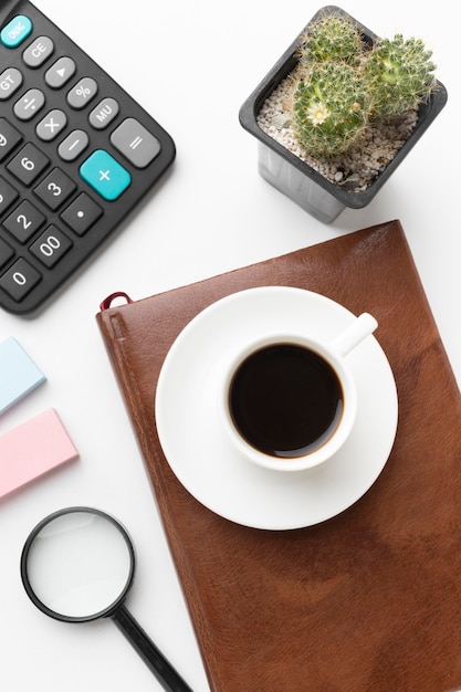 Gratis foto bovenaanzicht bureau arrangement op witte tafel