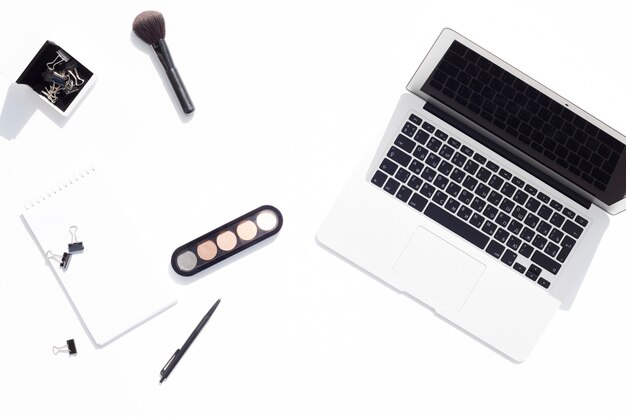 Bovenaanzicht bureau concept met make-up