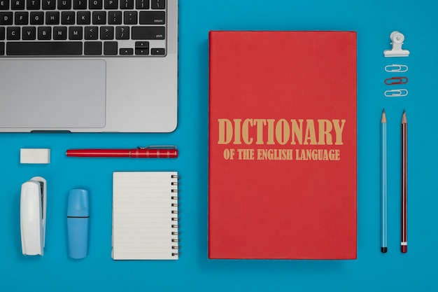 Bovenaanzicht bureau-indeling met woordenboek