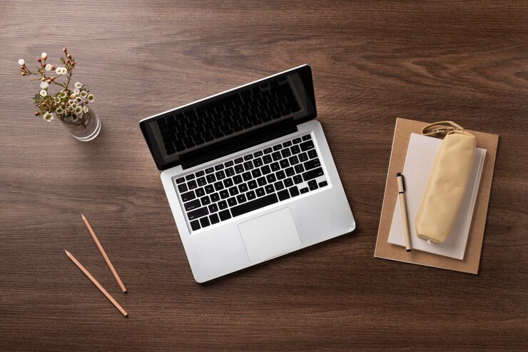 Gratis Foto bovenaanzicht bureauopstelling met laptop