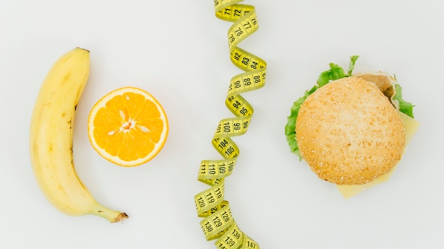 Bovenaanzicht burguer versus banaan