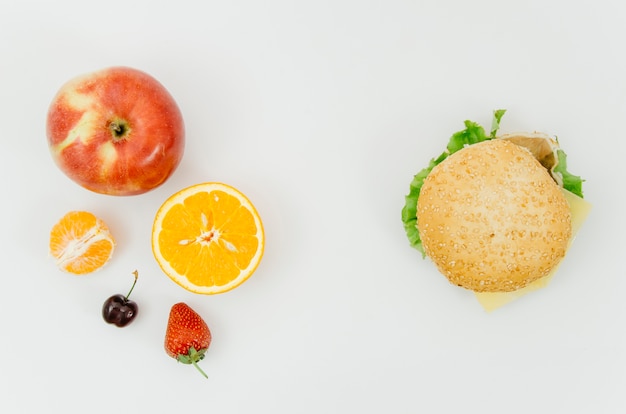 Gratis foto bovenaanzicht burguer versus fruit