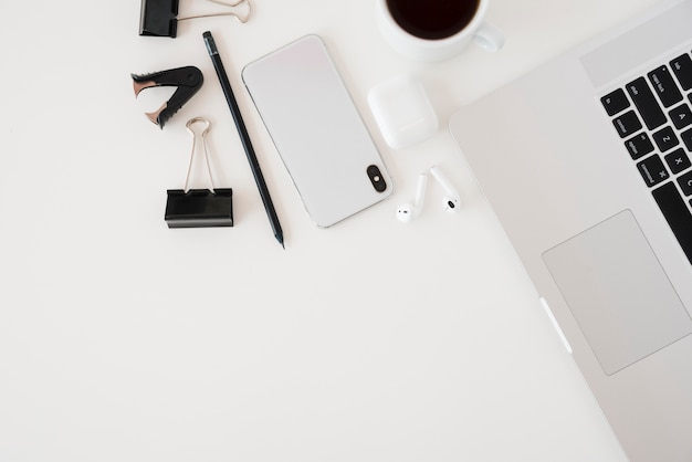 Bovenaanzicht business desk arrangement