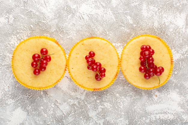 Bovenaanzicht cake met veenbessen lekker en perfect gebakken op de lichte achtergrond cake koekje suiker zoet bak