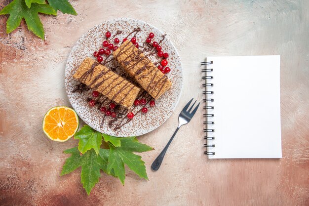 Bovenaanzicht cake plakjes met rode bessen op licht