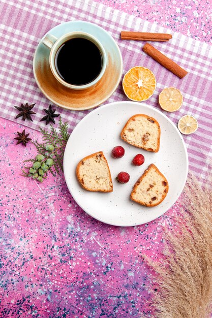 Bovenaanzicht cakeplakken met aardbeien en koffie op het roze oppervlak cake bak zoete biscuit suiker kleur taart cookie