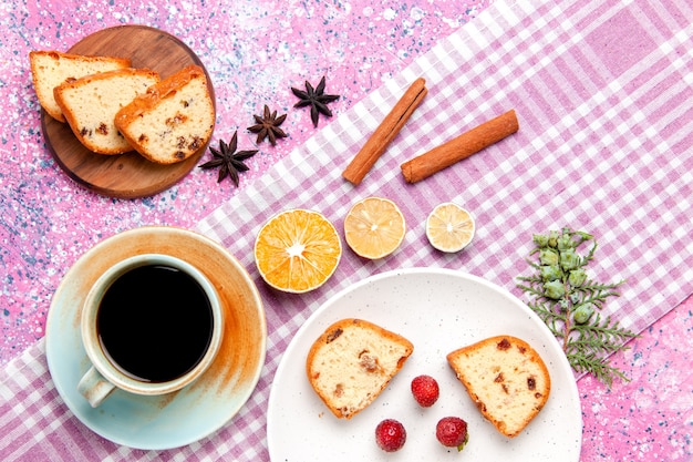 Gratis foto bovenaanzicht cakeplakken met aardbeien en koffie op roze oppervlak cake bakken zoete koekjes suiker kleur taartkoekjes