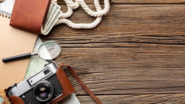 Bovenaanzicht camera en portemonnee op een tafel