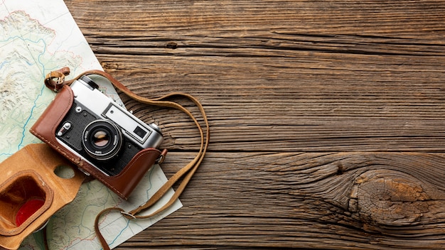 Bovenaanzicht camera op een houten tafel