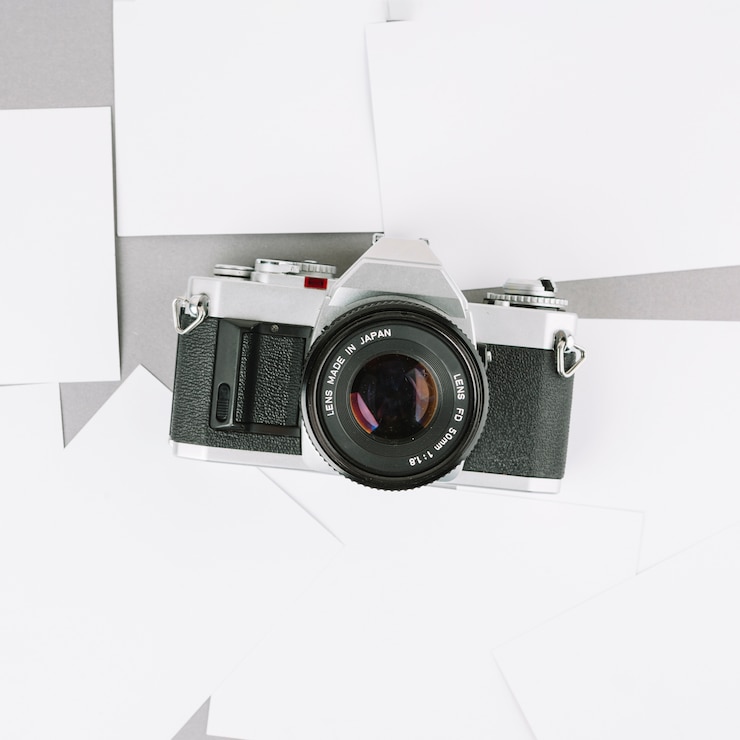 Gratis Foto bovenaanzicht camera op papier