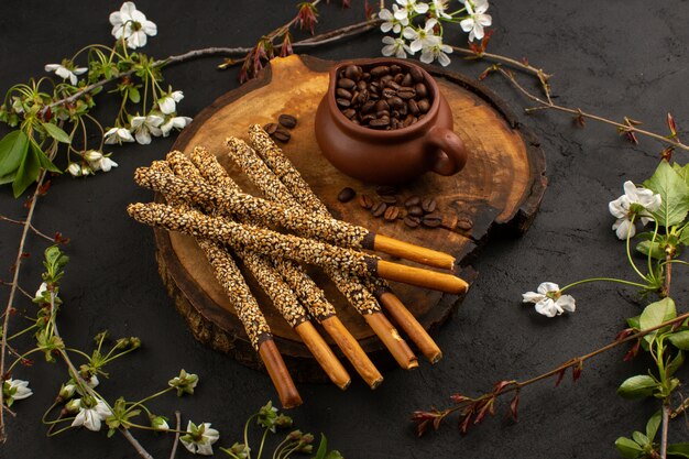 bovenaanzicht candy sticks koffie heerlijk zoet in het donker