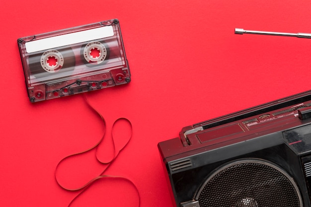 Bovenaanzicht cassettebandje en radio