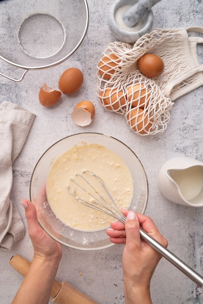 Bovenaanzicht chef-kok mengen ingrediënten