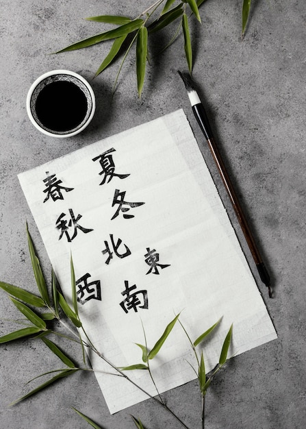 Bovenaanzicht chinese symbolen geschreven met inkt op wit papier