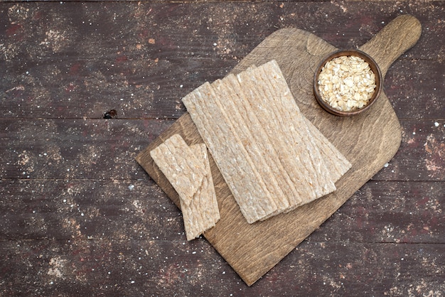 Bovenaanzicht chips en crackers lang gevormd op houten bureau