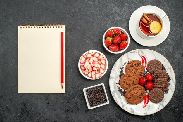 Bovenaanzicht choco koekjes met kopje thee