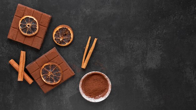 Bovenaanzicht chocolade arrangement op donkere achtergrond