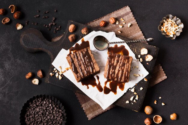 Bovenaanzicht chocolade dessert op tafel
