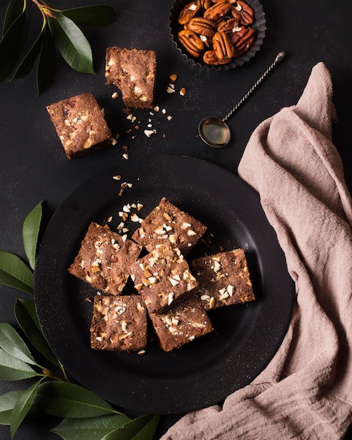 Gratis foto bovenaanzicht chocolade dessert op tafel