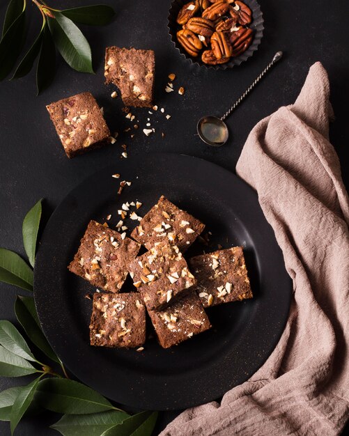 Bovenaanzicht chocolade dessert op tafel