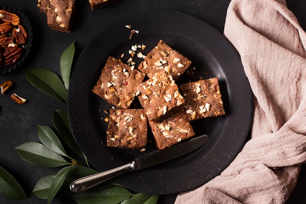 Bovenaanzicht chocolade dessert op tafel