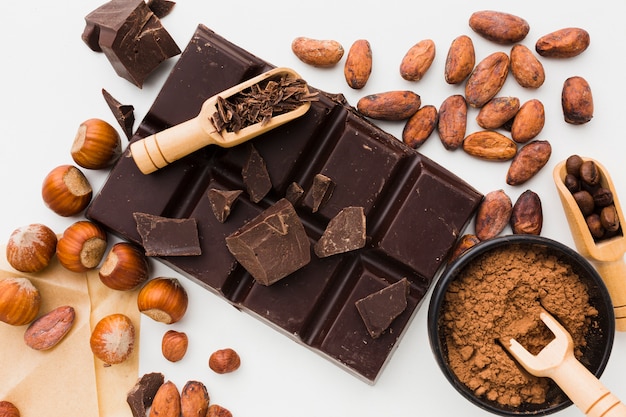 Bovenaanzicht chocolade met houten lepel