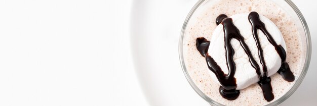 Bovenaanzicht chocolade milkshake