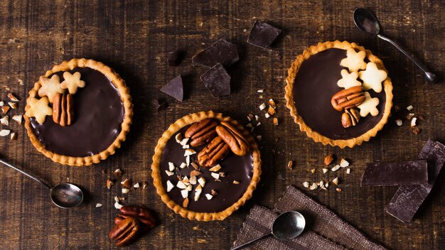 Bovenaanzicht chocolade taarten klaar om te worden geserveerd