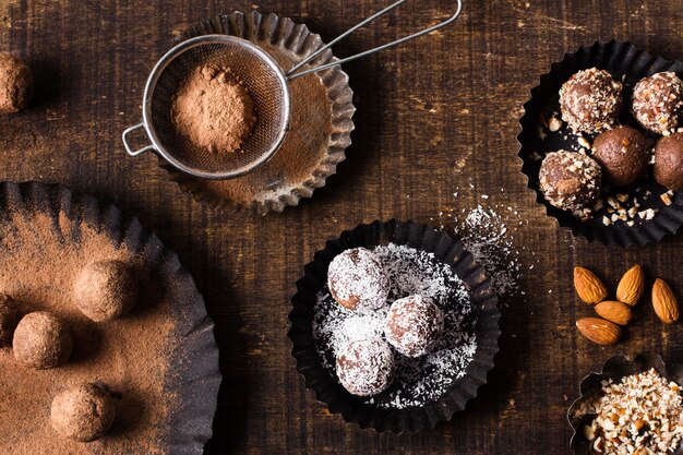 Bovenaanzicht chocoladedessert klaar om te worden geserveerd