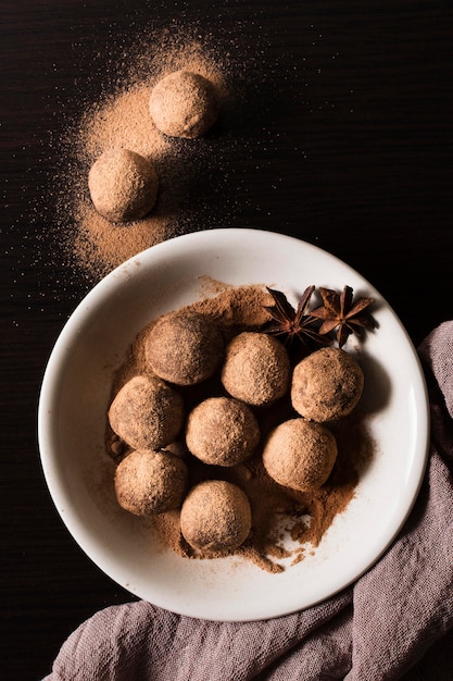 Bovenaanzicht chocoladedessert klaar om te worden geserveerd