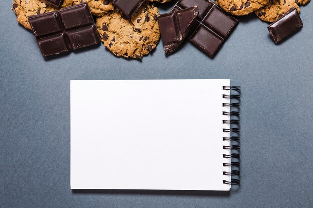Bovenaanzicht chocoladekader met notitieboekje