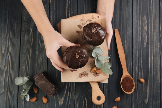 Bovenaanzicht chocolademuffin aan boord